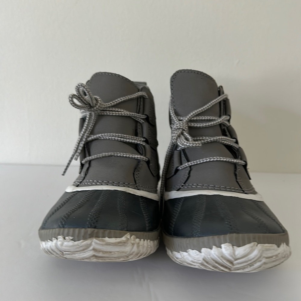 Sorel women’s size 8.5  grey Out and About rain boots.